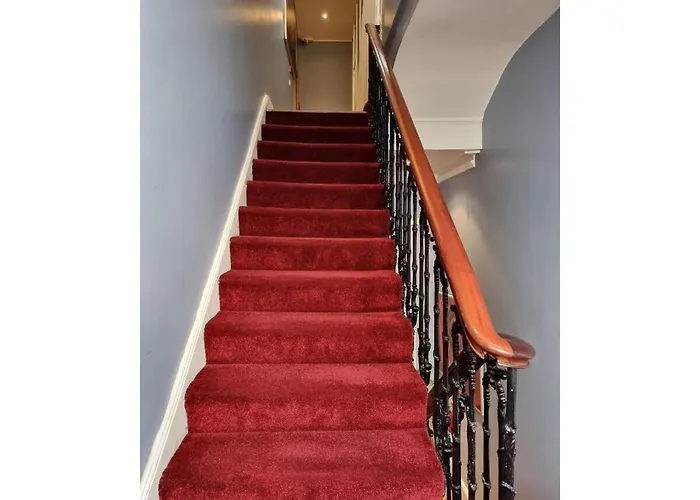 F203-Fantastic Second Flr Studio Near Hyde Park